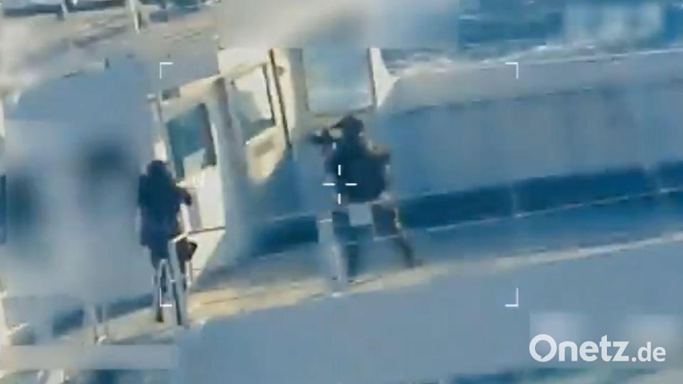 Bewaffnete Soldaten seilten sich auf den Tanker ab. Bild: U.S. Attorney General's Office/X/AP/dpa