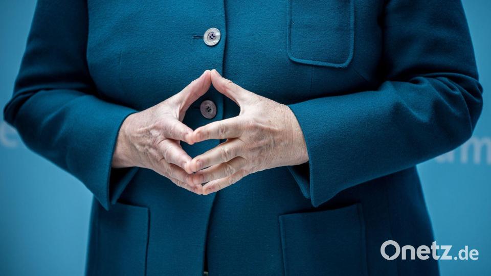 Die „Raute“ war eine Art Markenzeichen der Kanzlerin Merkel. (Archivbild) Bild: Michael Kappeler/dpa