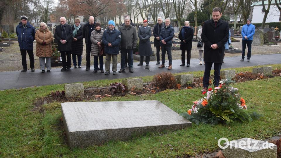 Oberbürgermeister Jens Meyer vor der Gedenktafel mit den Namen von Kriegsgefangenen und Zwangsarbeitern aus der ehemaligen Sowjetunion, die in einem Massengrab liegen. Bild: fz