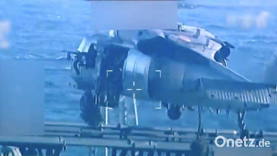Ein Hubschrauber flog die Soldaten zu dem Schiff. Bild: U.S. Attorney General's Office/X/AP/dpa