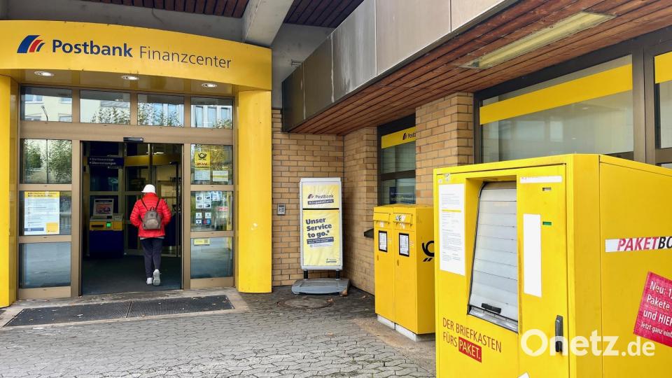 Noch öffnen sich die Türen in der Bahnhofstraße in Weiden für Kunden der Post. Ab 9. Dezember gibt es hier nur noch einen SB-Bereich für Kassengeschäfte sowie Beratungsleistungen der Postbank. Bild: Gabi Schönberger