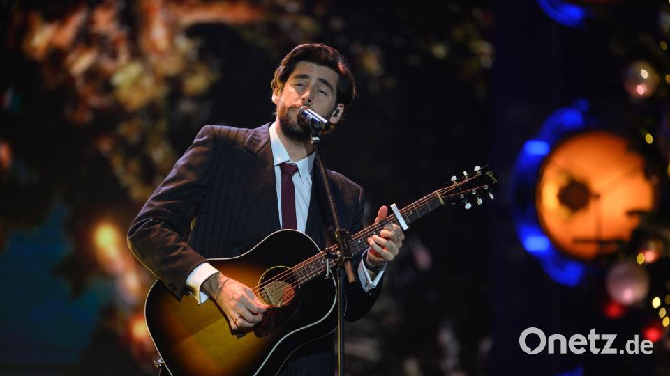 Auch der Pop-Sänger Alvaro Soler rief bei der 31. José Carreras Gala in Leipzig zum Spenden auf. Bild: Hendrik Schmidt/dpa