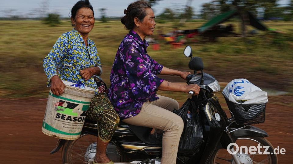 Evakuierte tragen Wasser, als sie auf dem Reisfeld von Chonkal in der Provinz Oddar Meanchey in Kambodscha Zuflucht suchen, nachdem sie nach erneuten Kämpfen zwischen Thailand und Kambodscha aus ihrer Heimat geflohen sind. Bild: Heng Sinith/AP/dpa