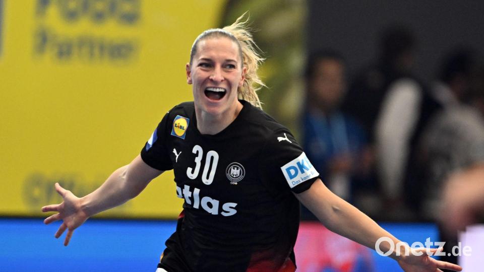 Für Rechtsaußen Jenny Behrend ist es schon jetzt der größte Erfolg im Nationalteam. Bild: Federico Gambarini/dpa