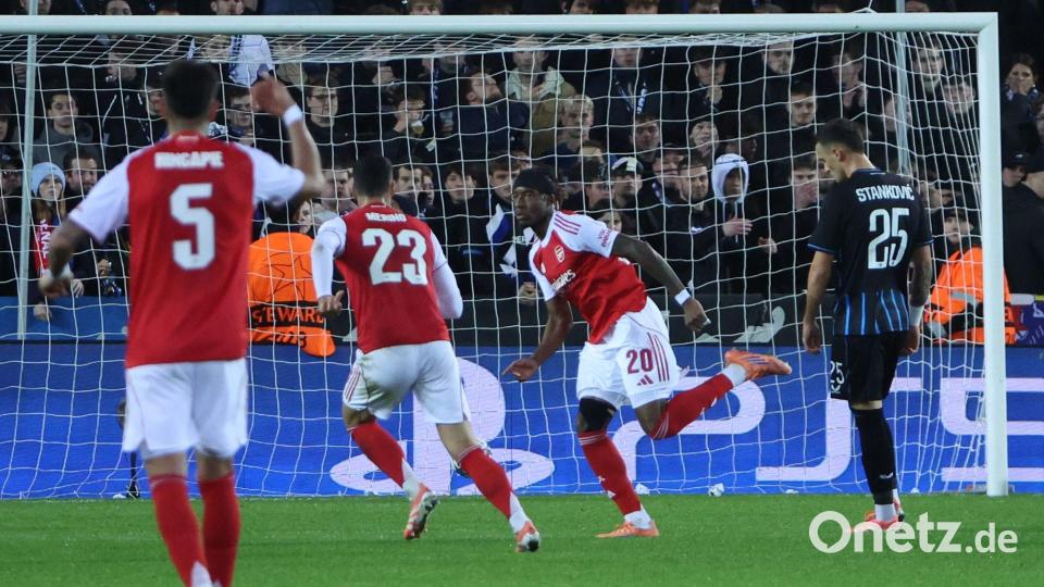 Arsenals Noni Madueke (2. v.r.) traf beim klaren Auswärtssieg beim FC Brügge doppelt. Bild: Omar Havana/AP/dpa