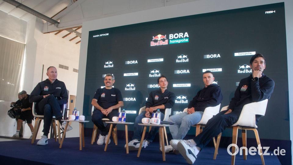 Die Protagonisten im Red-Bull-Team mit dem Tour-Dritten Florian Lipowitz (M.) Bild: Clara Margais/dpa