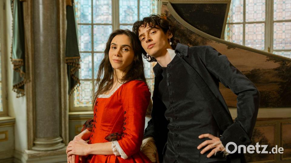 Havana Joy und Eren M. Güvercin spielen in der neuen ARD-Serie „Mozart/Mozart“ die Wunderkinder Maria Anna und Wolfgang Amadeus Mozart. Bild: Armands Virbulis/WDR Story House Pictures GmbH/dpa