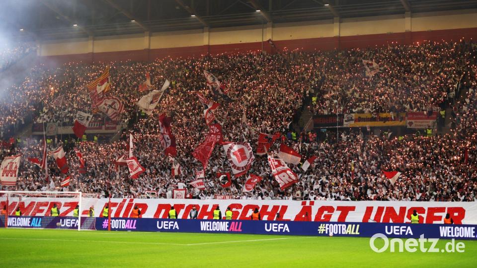 Stimmungsvoll: Die SC-Fans zündeten vor der Partie Wunderkerzen an. Bild: Philipp von Ditfurth/dpa