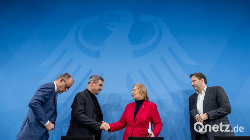 Nach nächtlichen Beratungen stellen die Koalitionsspitzen die Resultate vor. Bild: Michael Kappeler/dpa