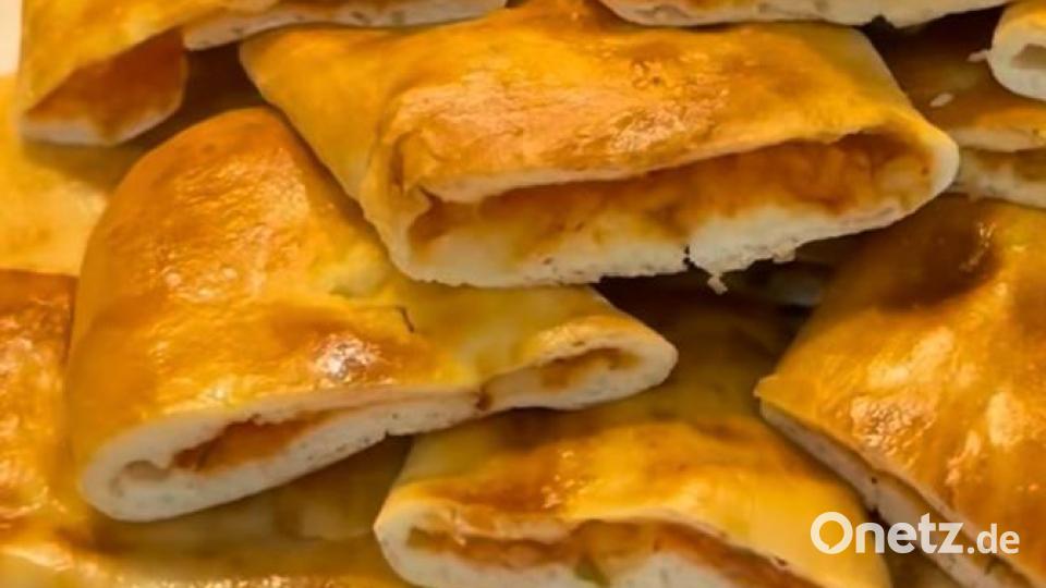 Bei der geschlossenen Pide zeigt sich erst nach dem Aufschneiden oder Reinbeißen, was sich im Inneren versteckt. Bild: Aysel Özdemir