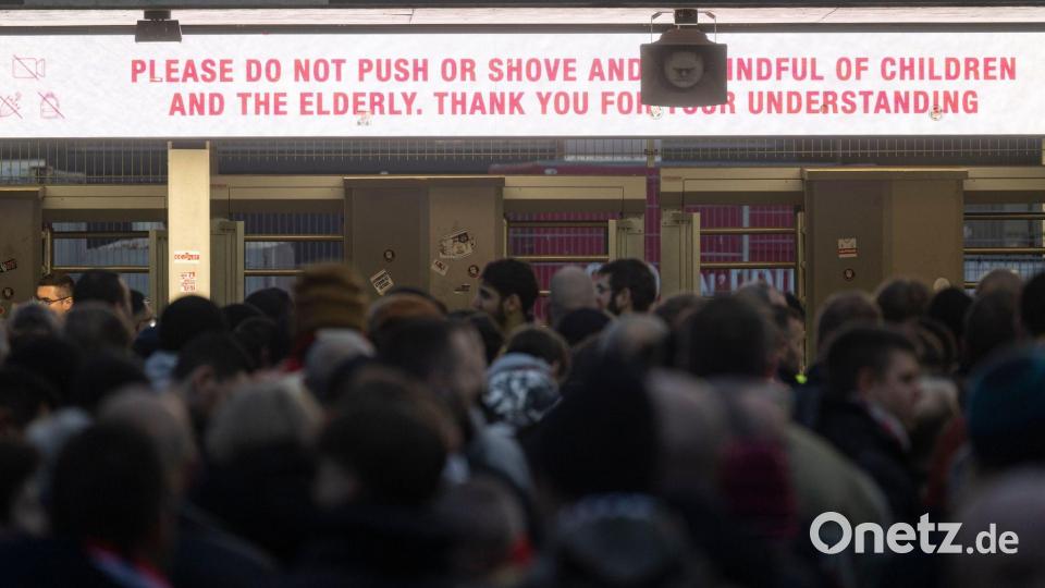 Die Fans brauchten bei der verschärften Einlasskontrolle Geduld. Bild: Marijan Murat/dpa