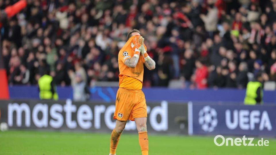 Leverkusens Torwart Mark Flekken ärgert sich über den verursachten Elfmeter gegen Nick Woltemade. Bild: Rolf Vennenbernd/dpa