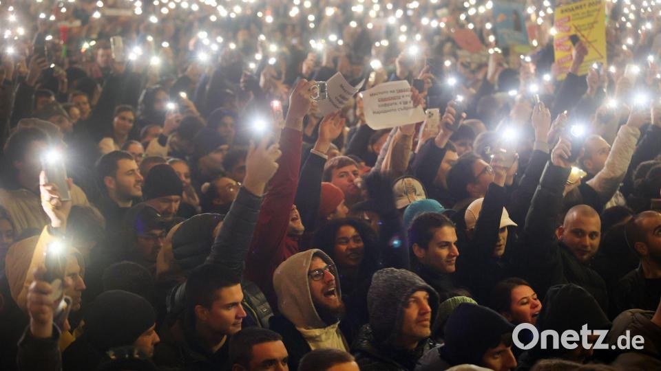 Zehntausende Menschen forderten den Rücktritt der prowestlichen Regierung in Bulgarien. Die Protestwelle in dem EU-Land begann mit Demonstrationen gegen den Haushaltsentwurf für 2026. Bild: Valentina Petrova/AP/dpa