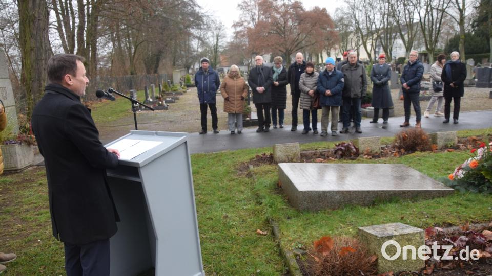 Gedenkstunde am Stadtfriedhof. Oberbürgermeister Jens Meyer erinnert 80 Jahre nach Kriegsende an die Opfer der Gewaltherrschaft in Weiden. Die Namen von Kriegsgefangenen und Zwangsarbeitern aus der ehemaligen Sowjetunion stehen auf einer Gedenktafel, die nun offiziell "eingeweiht" wurde. Bild: fz
