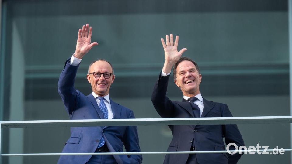 Bundeskanzler Friedrich Merz (l)winkt neben Mark Rutte, Nato-Generalsekretär, vor einem bilateralen Gespräch im Bundeskanzleramt. Bild: Michael Kappeler/dpa