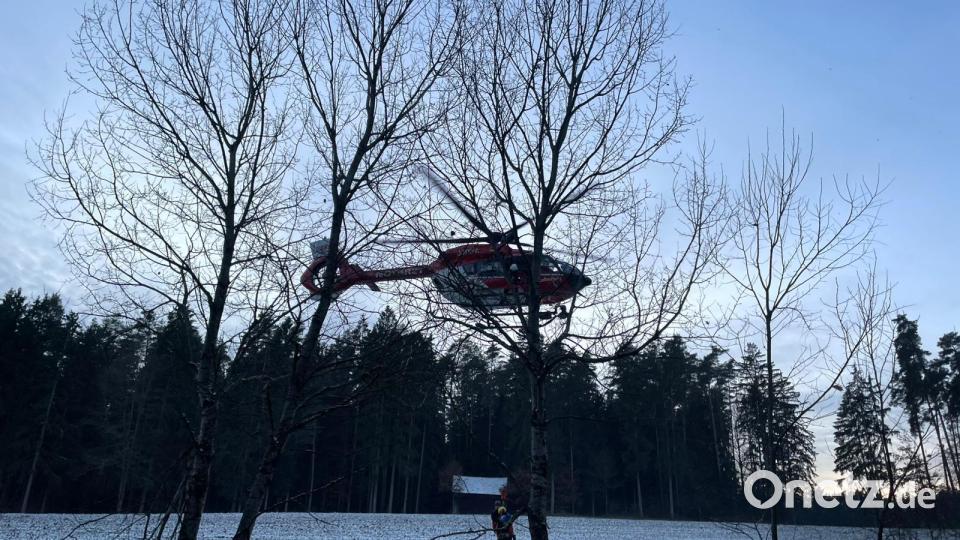 Der Rettungshubschrauber lässt Luftretter und Patient am Landeplatz ab. Bild: Bergwacht Amberg