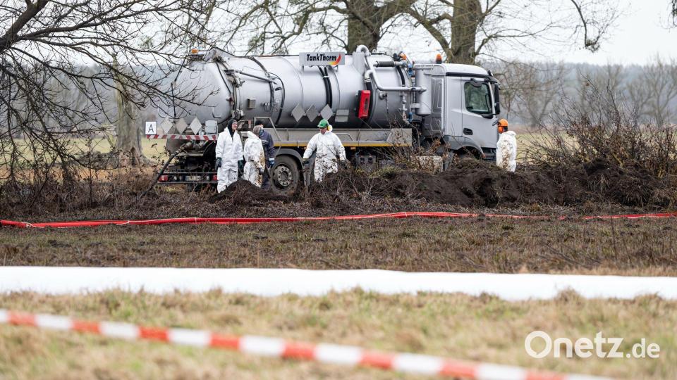Arbeiter stehen nach einem Leck an einer PCK-Pipeline an einem Tankwagen bei Gramzow. Am Vortag kam es an einer zur PCK Raffinerie gehörenden Pipeline zu einer Havarie, bei der Hunderttausende Liter Rohöl ausgetreten waren. Bild: Fabian Sommer/dpa