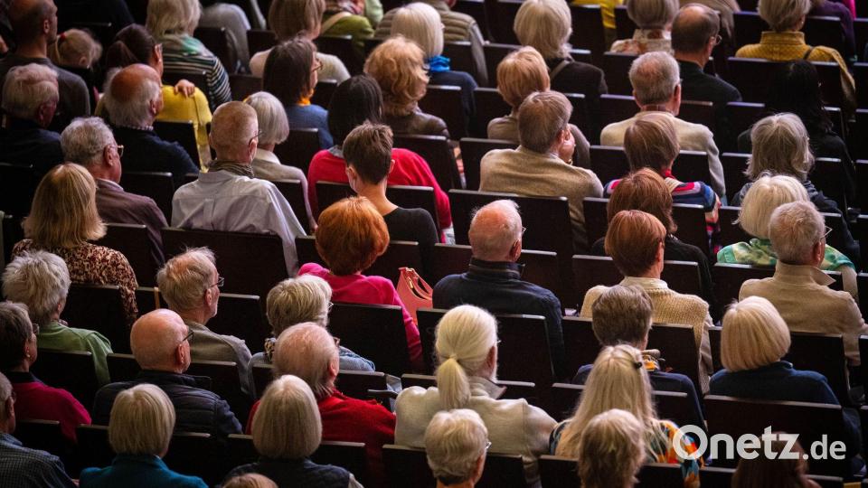 Destatis zufolge wächst die Zahl der 67-Jährigen und Älteren bis 2038 weiter. (Symbolbild) Bild: Sina Schuldt/dpa