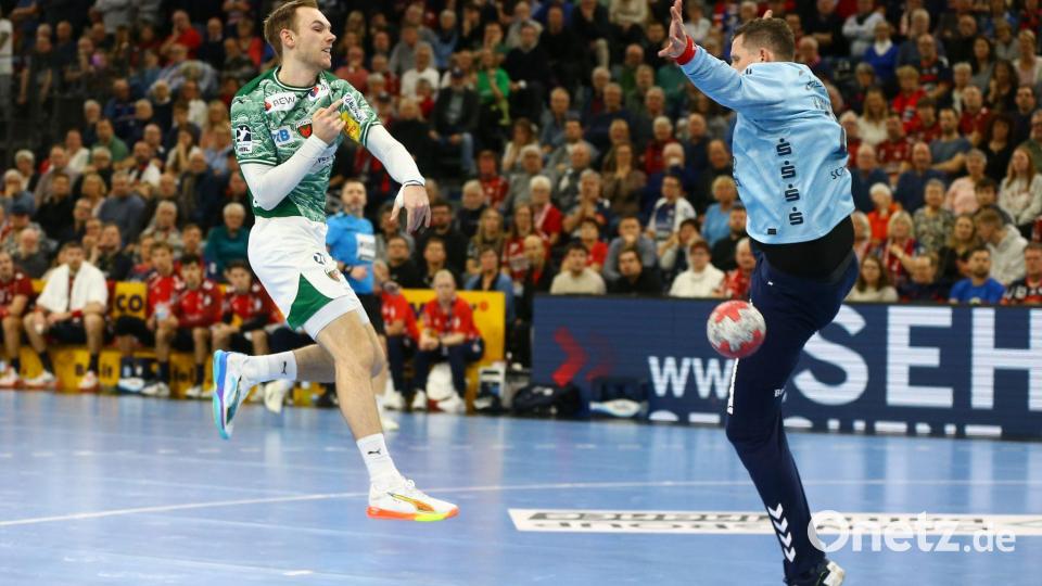 Mathias Gidsel (Füchse Berlin, l) wirft gegen den Flensburger Torwart Kevin Möller. Bild: Michael Hundt/dpa