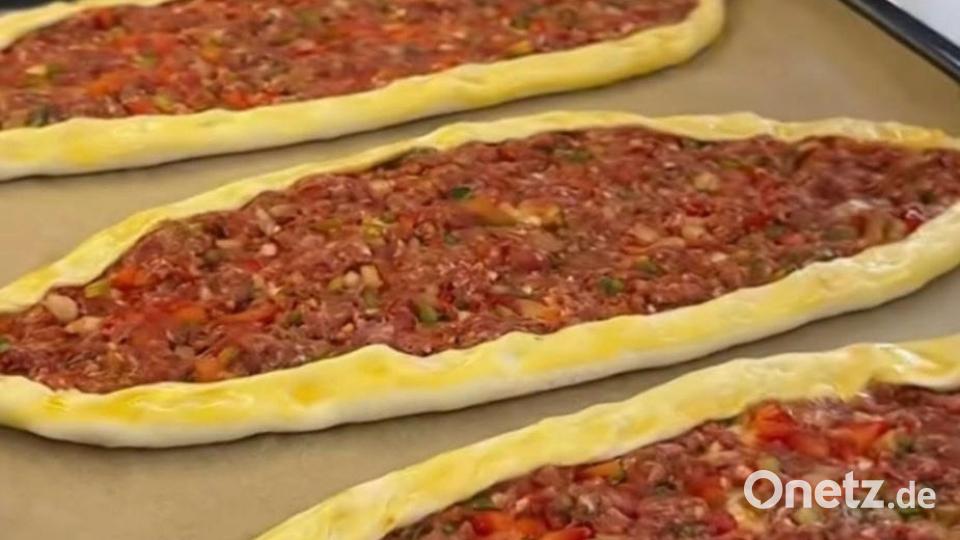 Pide mit Hackfleischfüllung (Kıymalı Pide) sind eine Spezialität aus der türkischen Küche. Es gibt sie häufig im Döner-Imbiss. Sie sind aber auch ohne viel Aufwand selbst zu machen. Bild: Aysel Özdemir