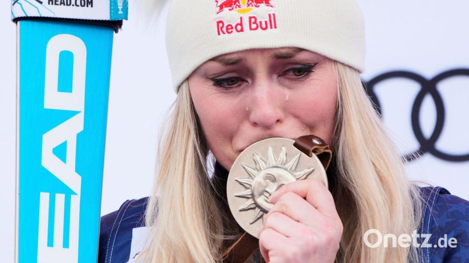 Emotionaler Podestplatz: Lindsey Vonn im März in Sun Valley. (Archivbild) Bild: John Locher/AP/dpa