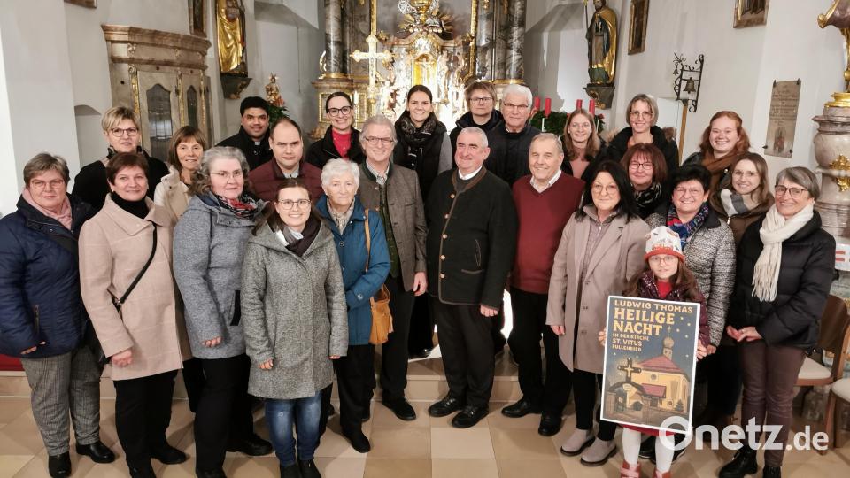 Der Kirchenchor Pullenried mit Chorregent Rudolf Teplitzky (Mitte rechts) und Klaus Sauerbeck (Mitte links), Sprecher und Verfasser des MusiTexticals "Ludwig Thoma: Die Heilige Nacht", sowie Stadtpfarrer Alfons Kaufmann (Mitte). Bild: Portner