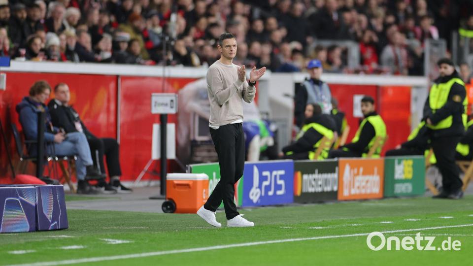 Stand anstelle von Kasper Hjulmand an der Seitenlinie: Leverkusens Co-Trainer Rogier Meijer. Bild: Rolf Vennenbernd/dpa