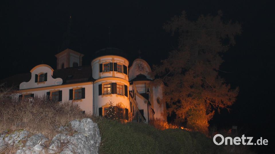 Die Kreuzbergkirche in Pleystein ist in stimmungsvolles Licht getaucht. Bild: pi