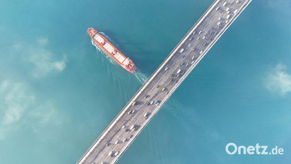 Draufblick: Ein Schiff ist unterhalb der Fatih-Sultan-Mehmet-Brücke auf dem Bosporus in Istanbul unterwegs Bild: Liu Lei/XinHua/dpa