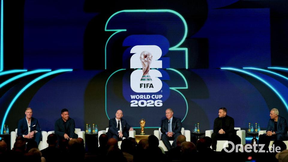 Im Kreise von Fußball-Legenden wie Ronaldo (Zweiter von links) präsentierte FIFA-Chef Infantino (Dritter von links) den Spielplan. (Archivbild) Bild: Chris Carlson/AP/dpa