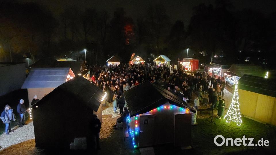 Klein aber fein, so kann man den Weihnachtsmarkt auf der Schanze beschreiben. Er war am Donnerstag, dem Eröffnungstag, sehr gut besucht. Bild: mfh