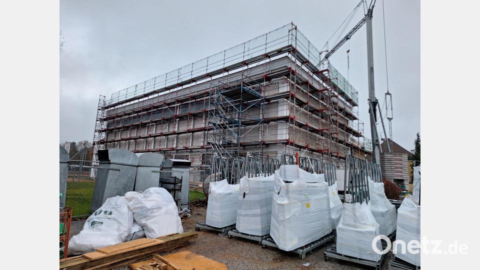 Vor der Turn- und Schwimmhalle in Schwarzenfeld lagert bereits das Glas für die Fenster. Sie sollen, nachdem der Rückbau abgeschlossen ist, noch Anfang Januar eingebaut werden. Bild: bl