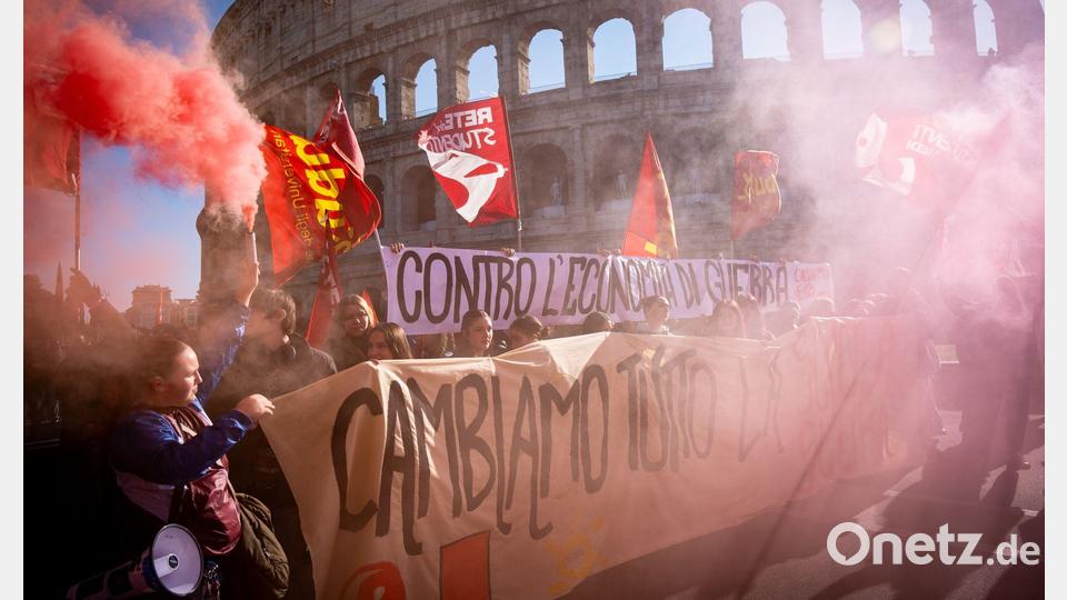Streik in Italien: Auch in Rom wird gegen die Haushaltspläne der Meloni-Regierung demonstriert. Bild: Marco Di Gianvito/ZUMA Press Wire/dpa