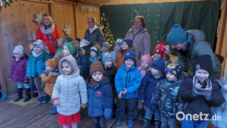 Die Kinder vom Kindergarten an der Point eröffnen mit ihrer Darbietung den Weihnachtsmarkt auf der Schanze. Bild: mfh