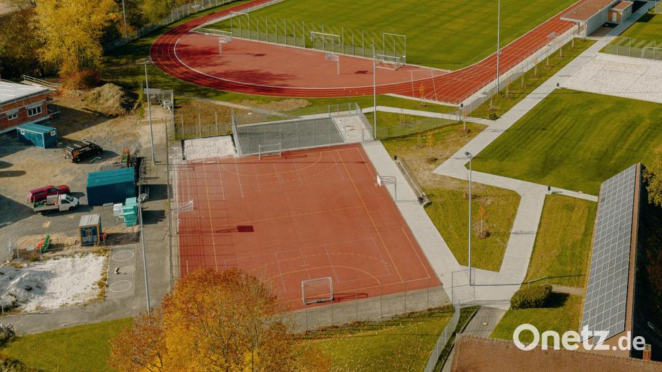Auf dem Hartplatz des Kemnather Sport- und Freizeitgeländes lässt die Stadt Mitte Januar eine mobile Kunsteislaufbahn aufbauen. Bild: Carsten Bunnemann