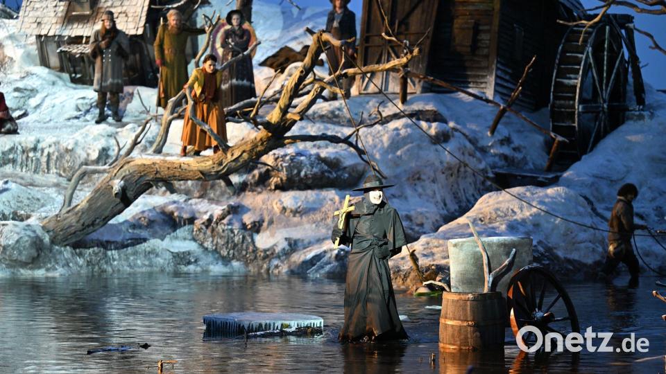 Bei „Der Freischütz“ wurden nur sechs Statisten gebraucht, für „La traviata“ sind es deutlich mehr. (Archivbild) Bild: Felix Kästle/dpa