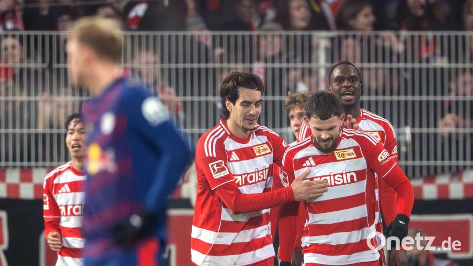 Unions Oliver Burke (r) bejubelt mit seinen Mitspielern sein Tor zum 1:0. Bild: Soeren Stache/dpa