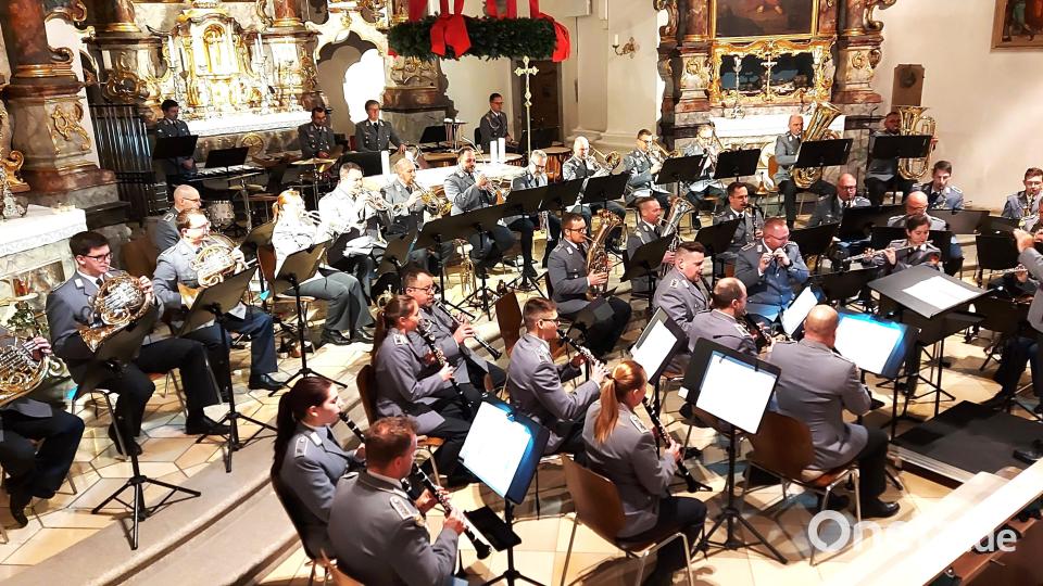 Das gesamte Orchester des Heeresmusikkorps Veitshöchheim bietet ein stimmungsvolles und ergreifendes Benefizkonzert in der Pfarrkirche. Bild: lg