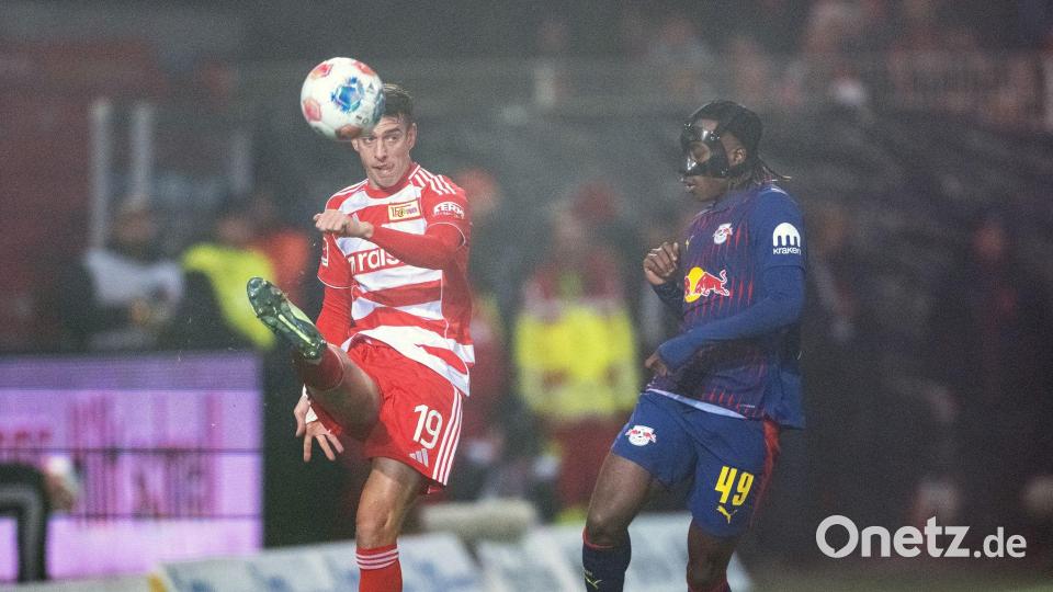 Yan Diomande (r) von RB Leipzig hatte früh die Chance zur Führung. Bild: Soeren Stache/dpa