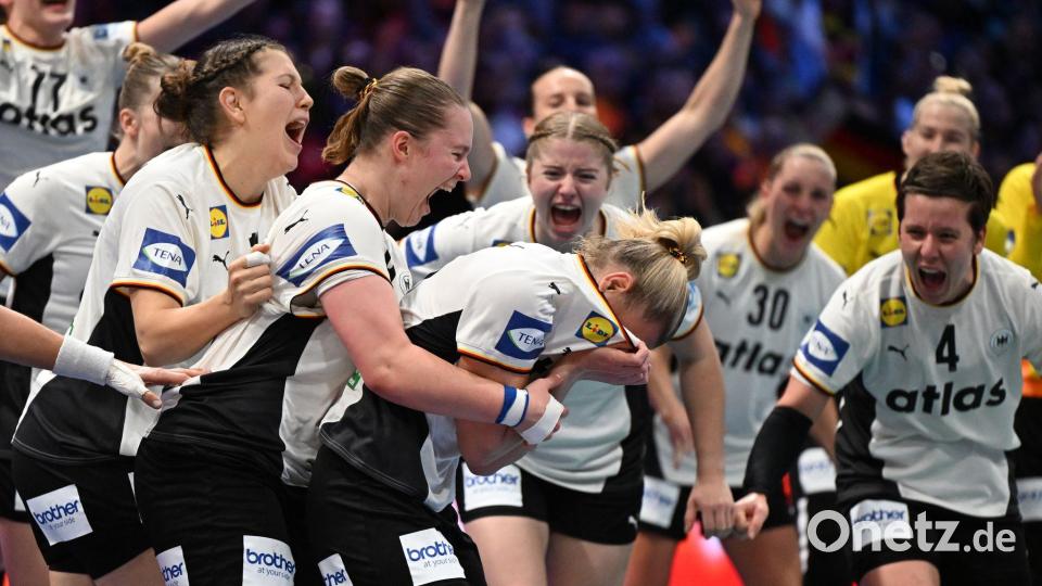 Deutschlands Spielerinnen um Kapitänin Antje Döll (Gesicht im Trikot vergraben) haben die Sensation gegen Frankreich geschafft. Bild: Federico Gambarini/dpa