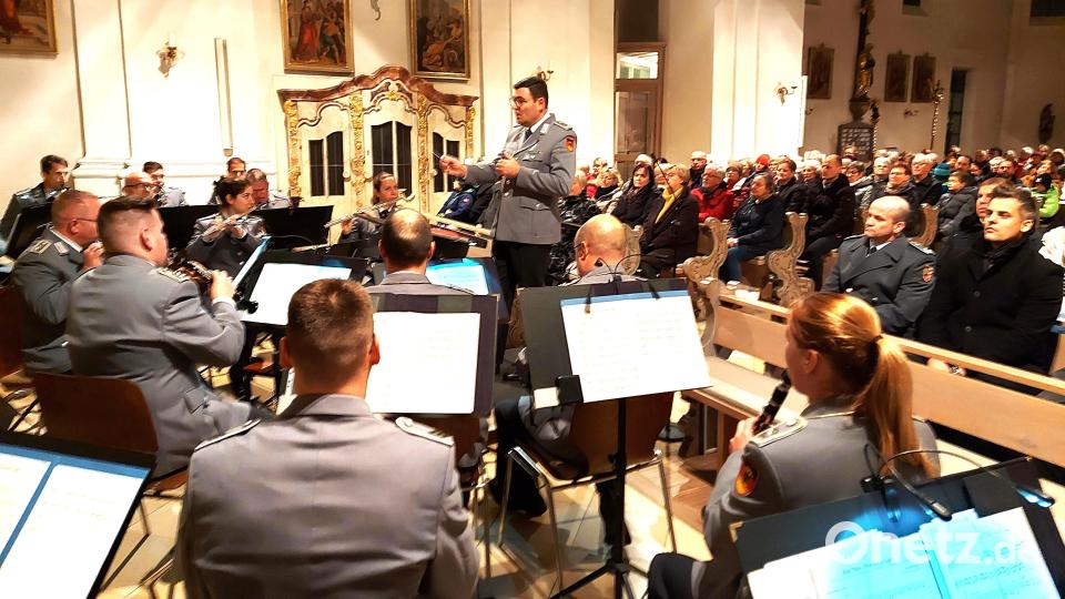 Major Wolfgang Dietrich als souveräner Orchesterleiter am Dirigentenpult. Oberstleutnant Rayk Engel und Bürgermeister Rudolf Teplitzky (rechts) unter der Zuhörerschaft, die die gesamte Kirche füllte. Bild: lg