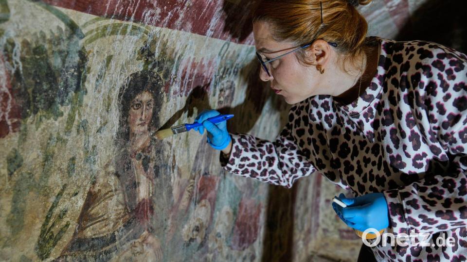 Eine Archäologin reinigt in der Türkei ein Fresko in einem Grab aus dem 3. Jahrhundert. Eine seltene, frühchristliche Darstellung von Jesus wurde in dem Grab entdeckt Bild: Khalil Hamra/AP/dpa