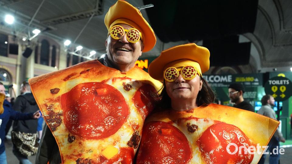 Fans in Kostümen posieren für Fotos am ersten Tag der Paddy Power World Darts Championship im Alexandra Palace in London. Bild: Adam Davy/PA Wire/dpa