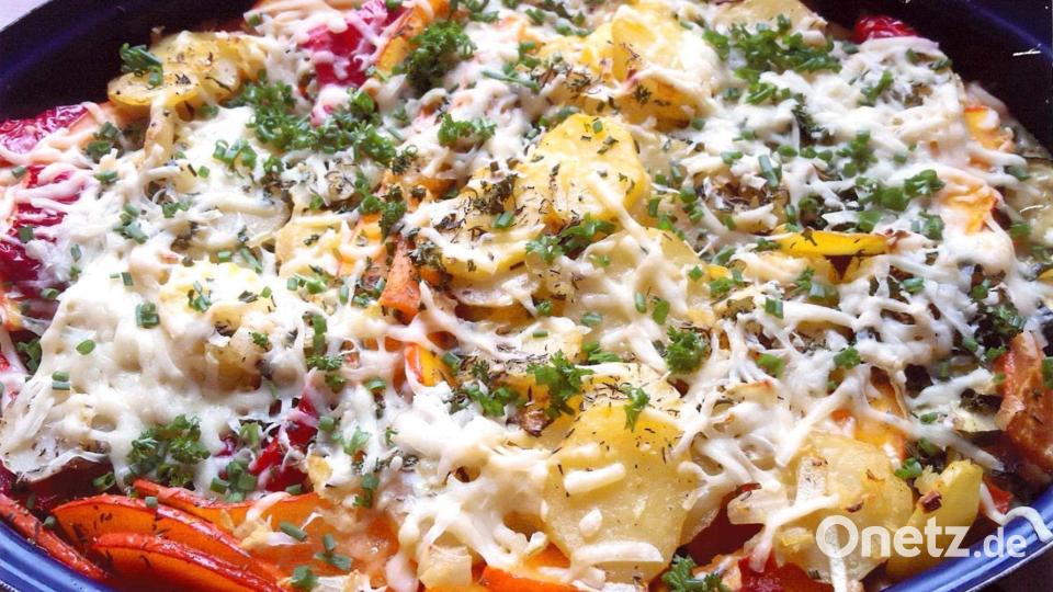 Der herzhafte Gemüseauflauf ist ein Genuss für alle Sinne. Nach der Schnippelarbeit macht sich das Gericht im Ofen von selbst. Bild: Heidi Brenner/exb