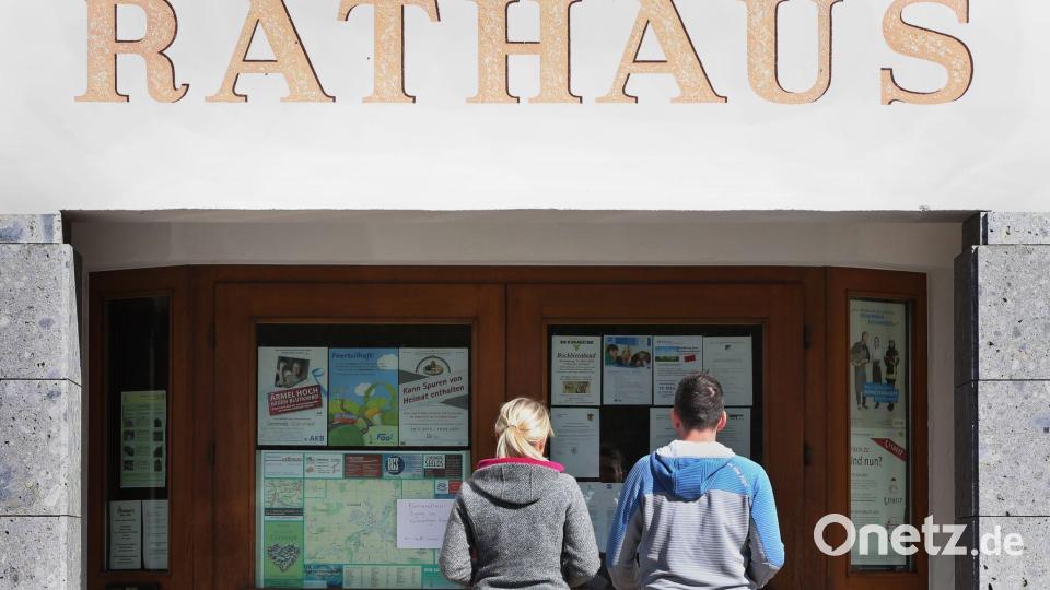 Wer als Gemeinderat bei Sitzungen stört, könnte künftig tief in die Tasche greifen müssen. (Symbolbild) Bild: Karl-Josef Hildenbrand/dpa