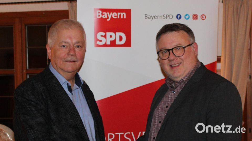 Reinhold Strobl (links) gratuliert Daniel Weidner, nachdem der zum Bürgermeister-Kandidaten der SPD Hahnbach gewählt worden ist. Bild: Volker Jung