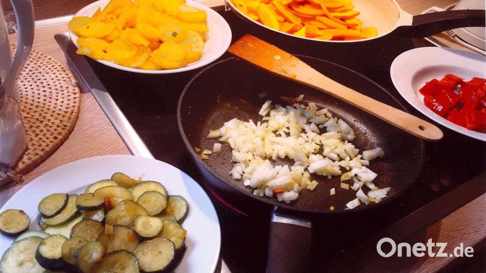 Bei der Variante in Scheiben wird das Gemüse angebraten und in einer Form geschichtet. In Variante Nummer zwei wird alles gewürfelt und vermischt. Bild: Heidi Brenner/exb