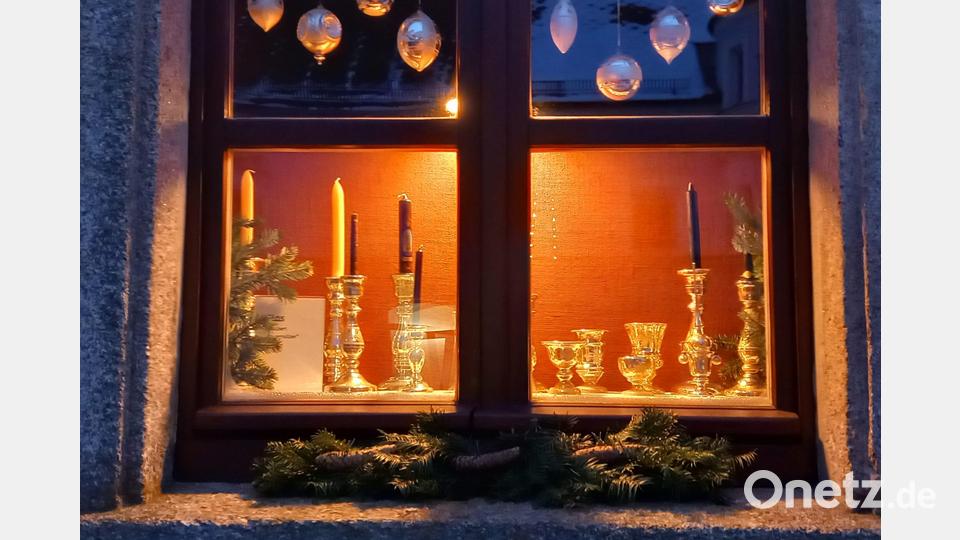 Das Thema "Bleikristall" dominiert bei den "Weihnachtsfenstern 2025" on Pleystein. Bild: Werner Reger