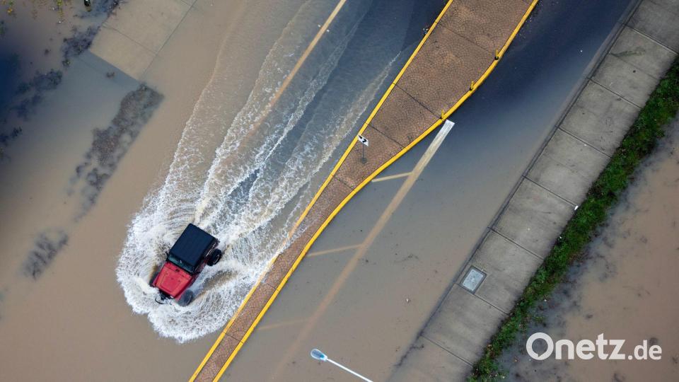Ein Fahrzeug fährt durch die Fluten im US-Bundesstaat Washington. Bild: Nick Wagner/The Seattle Times/AP/dpa