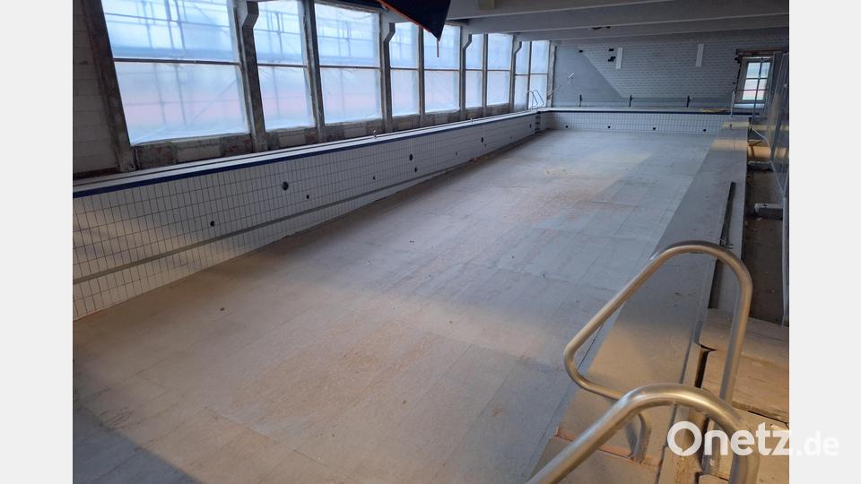 Das 25-Meter-Becken ist eines der wenigen Elemente, die vom Rückbau verschont geblieben sind. Auch die Fliesen dürfen bleiben. Um Schäden während der Bauphase zu vermeiden, wurde der Boden des Beckens mit Holzplatten geschützt. Bild: bl